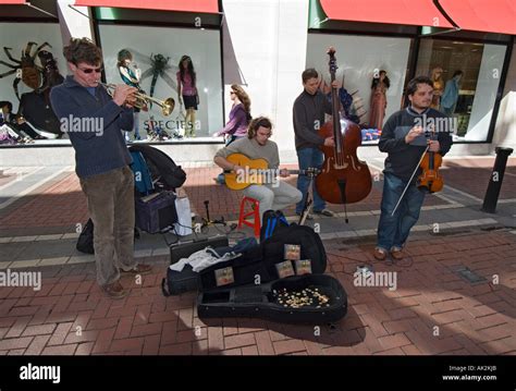 Ireland dublin grafton street buskers hi-res stock photography and ...