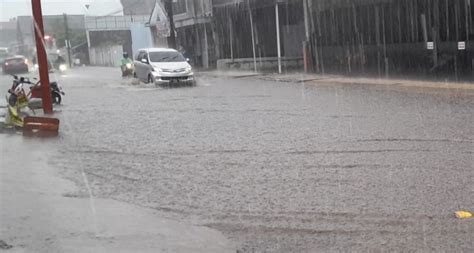 Hujan Deras Sejumlah Ruas Jalan Di Perkotaan Garut Banjir Cileuncang