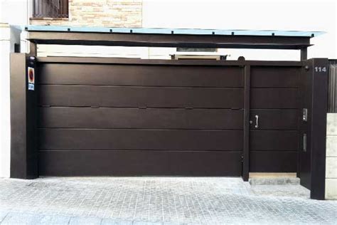 Conjunto Puerta Basculante Peatonal Marquesina Prat