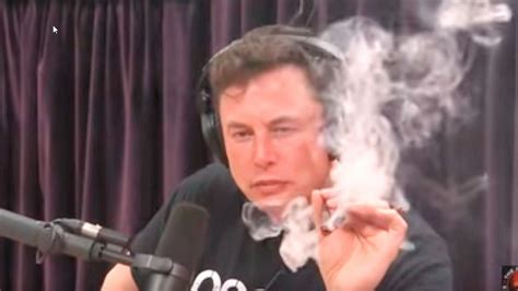 Tesla Chef Elon Musk Kifft Während Eines Interviews Live Auf Youtube