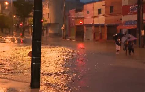 Chuva forte deixa ruas e avenidas alagadas em São Luís Maranhão G1