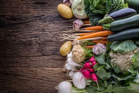 Verdura Surtido De Verduras Frescas En La Tabla De Roble Vieja R Stica