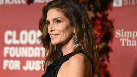 Cindy Crawford 56 Ans Pose Nue Sous Une Robe En Soie