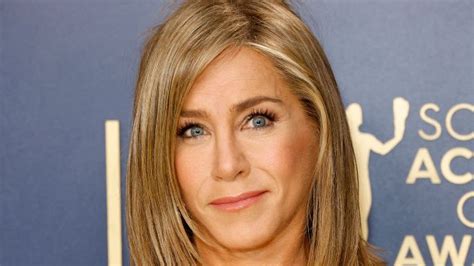 At 55 Jennifer Aniston Shows Off Toned Arms And Leg In High Slit Gown