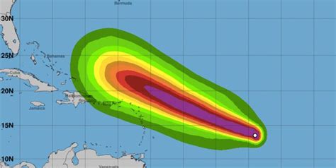 Tormenta Lee se fortalece y podría convertirse en huracán esta tarde