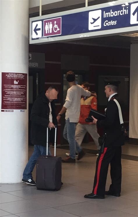 Fiumicino Controlli Dei Carabinieri In Aeroporto