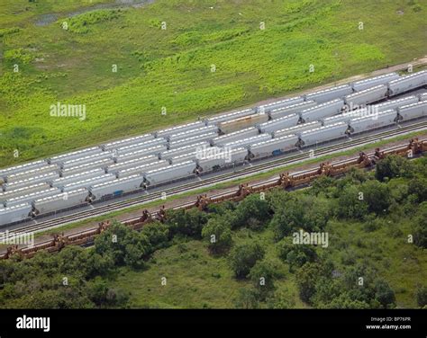 Vista aérea por encima de los coches del ferrocarril noroeste de México