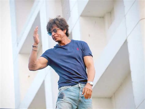 Shah Rukh Khan Greets Fans With Selfies And Signature Pose Fans Call