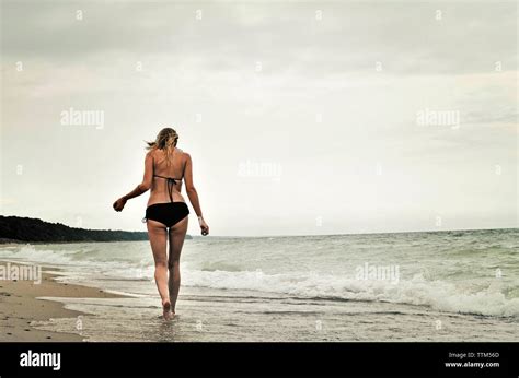 Femme bikini plage Banque de photographies et dimages à haute résolution Alamy