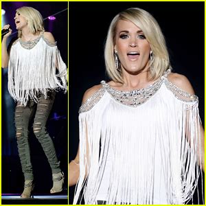 Carrie Underwood Posts Bikini Selfie To Launch Swimwear Line Bikini Carrie Underwood