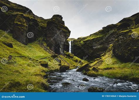 Cascada Kvernufoss En Islandia Foto De Archivo Imagen De Agua Roca