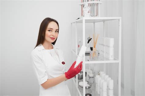 Retrato jovem cosmetologista linda no armário de cosmetologia linda