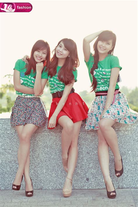 Diện đồng phục chuẩn như bộ ba hot girl