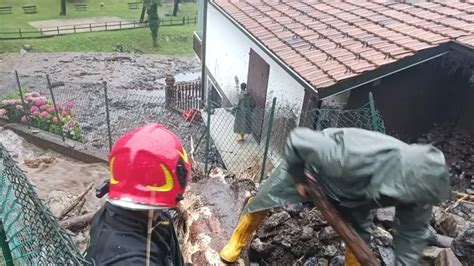 Ieri Le Piogge Intense Hanno Provocato Una Frana A Caslino Derba