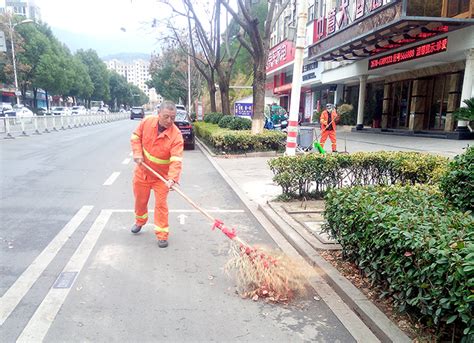 春节不打烊 环卫工人坚守岗位保春“洁”