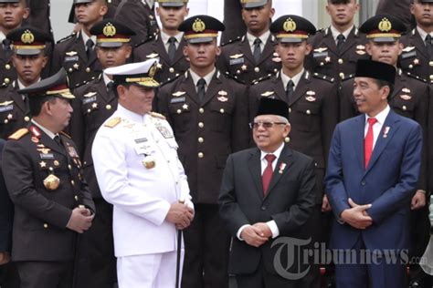 Upacara Prasetya Perwira Tni Polri Di Istana Merdeka Foto