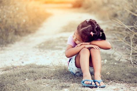 Petite Fille Seule Et Triste S Asseyant En Parc Photo Stock Image Du