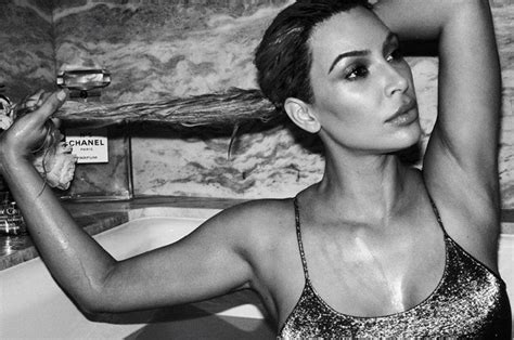 Sem sutiã Kim Kardashian sensualiza de camiseta branca e calcinha