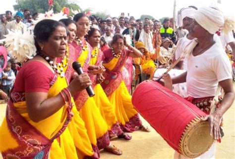 आदिवासियों ने करमा नृत्य प्रस्तुत कर मोहा मन Adivasis Perform Moha Mood By Presenting Karma