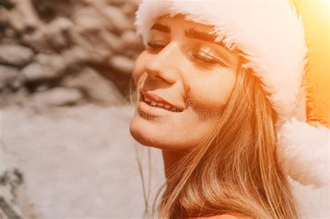 Mar De Viajes De Verano Femenino Feliz Turista En Bikini Rojo Y Amigos Que Disfrutan Tomando