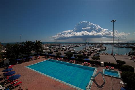 Dormire A Numana Per Visitare Il Conero Scegli L Hotel Scogliera Sul Mare