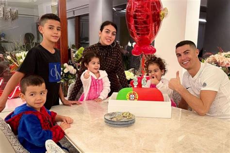 Cristiano Ronaldo E Georgina Aspettano Il Quinto Figlio Lannuncio