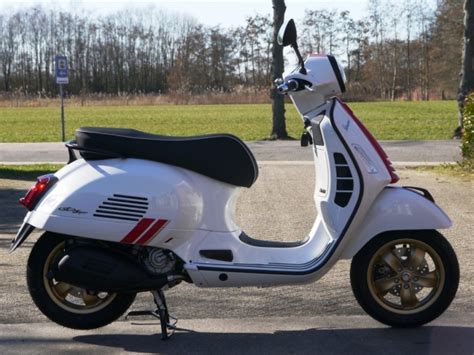 Vespa Gts Super Racing Sixties Hpe Bianco De Vespa Garage Modern