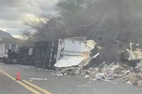 Trailer Cargado De Pl Tanos Vuelca Sobre Carretera Del Istmo Entidad