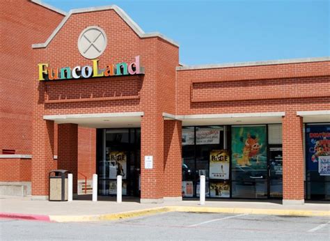 Funcoland Stores Were Once Full Of Atari Nintendo And Sega Games 8 Bit