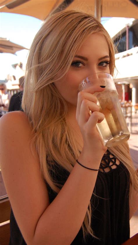 9 Hot Sexy Abigail Halliday Bikini Pics