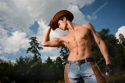 deportivo atlético musculoso hombre sexy en un traje de vaquero