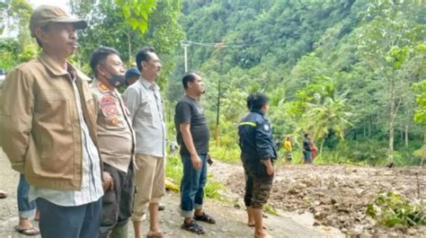 Longsor Menutupi Ruas Jalan Poros Sinjai Malino