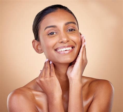 Portrait Soins De La Peau Et Femme Avec Des Cosmétiques Sourire Et Dermatologie Sur Un Fond De