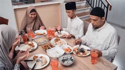 Adab Makan Sesuai Sunnah Islam Patut Untuk Dicontoh