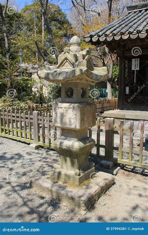 Linterna De Piedra Tradicional Japonesa En Kamakura Imagen De Archivo