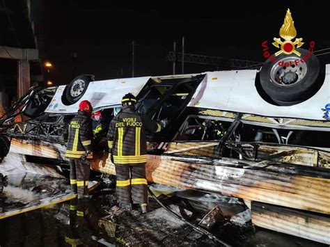 Nibus Cai De Viaduto E Deixa Ao Menos Mortos Na It Lia