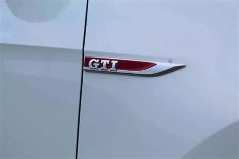 2 Emblemas Espadillas Gti Golf Polo Volkswagen Rojo Fender Meses Sin