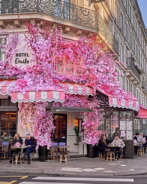 La Favorite Recouverte De Fleurs Un Bistrot Insolite à Paris