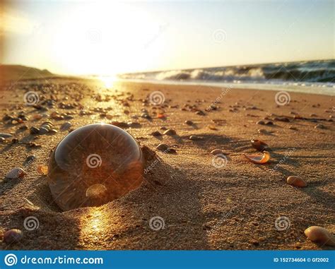 Plage Sablonneuse Au Coucher Du Soleil Mer Avec Des Ondes Boule En