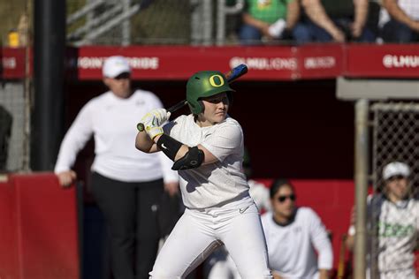 Oregon softball coasts past Western Oregon