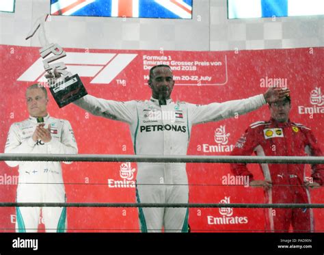 Ferrari Feiert Auf Dem Podium Den Zweitplatzierten Lewis Hamilton