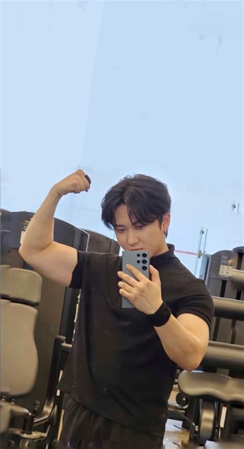 CHANGBIN ♡ | Changbin biceps, Skz in cute, Hot korean guys