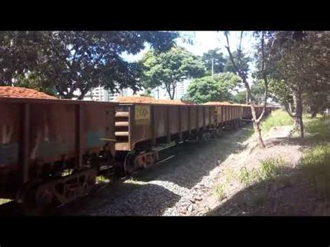 Trem da MRS passando em Taubaté vagões bauxita locomotiva AC44I