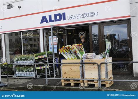 La Cha Ne Alimentaire Allemande D Aldi S Ouvre Sur Le Jeudi Saint Image