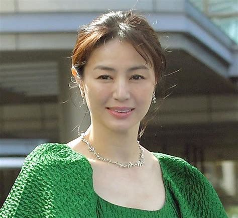 こんなにポニテが似合う47歳いる？！井川遥 始球式→応援姿に「勝利の女神」「可愛すぎる」芸能デイリースポーツ Online