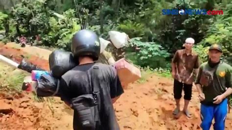 Longsor Tutup Jalan Penghubung Kabupaten Bandung Barat Cianjur