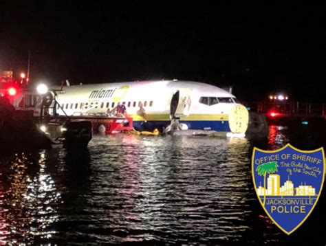 Paura A Bordo Di Un Aereo Esce Fuori Pista E Finisce In Un Fiume