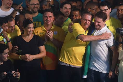 Bolsonaro Lança Ramagem à Prefeitura Do Rio Em Quadra De Samba Do