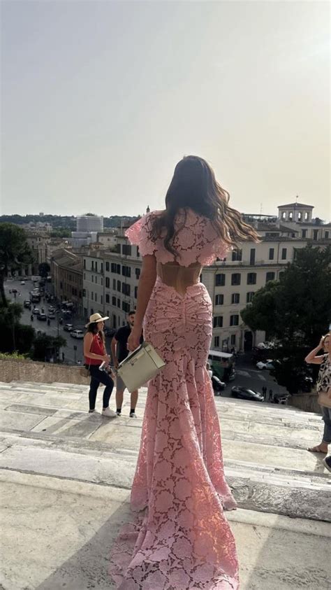 Angela Nasti In Rosa Al Matrimonio Della Sorella Chiara Testimone