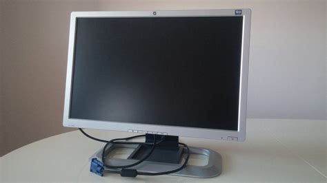 20 LCD HP L2045w Widescreen Monitor Pivot Usb Hub